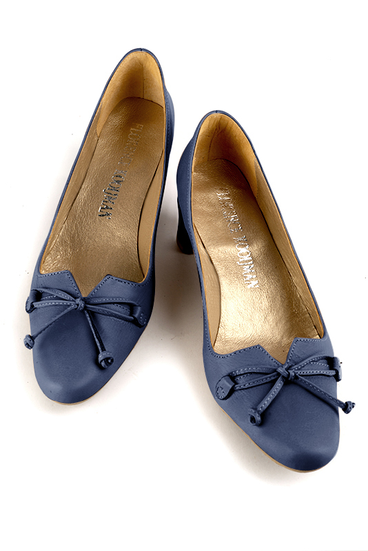 Prussian blue women's dress pumps, with a knot on the front. Round toe. Low kitten heels. Top view - Florence KOOIJMAN